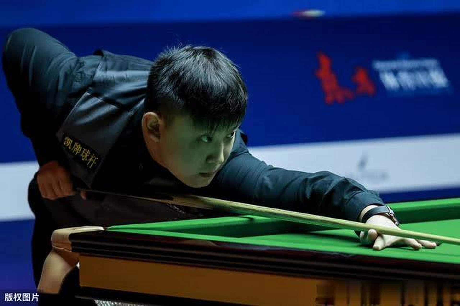 现再次将冠 现再次将冠