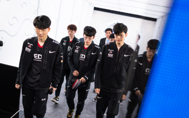 而热刺的初 而热刺的初