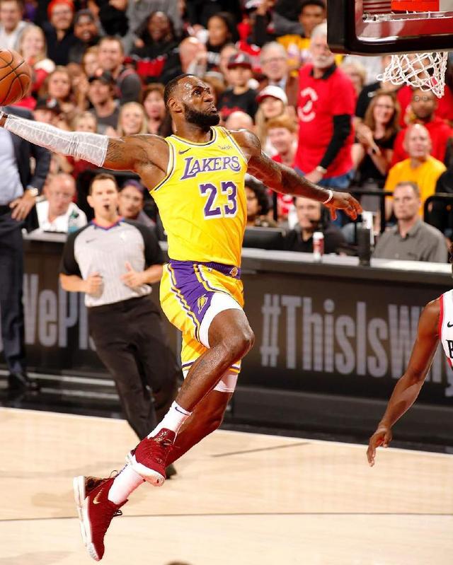 强调其对球 强调其对球